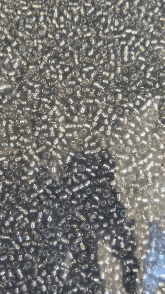 Mostacillas gris brillante